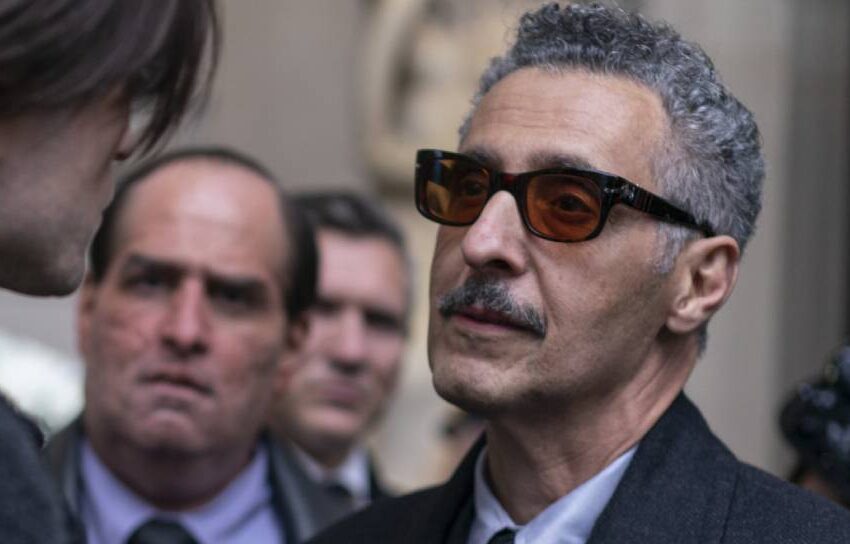  John Turturro voltou em Pinguim por violência contra mulheres