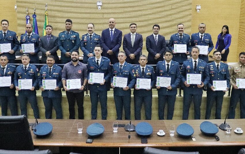  Ismael Crispin homenageia deputado federal Lucio Mosquini, bombeiros, policiais, médicos e autoridades eclesiásticas