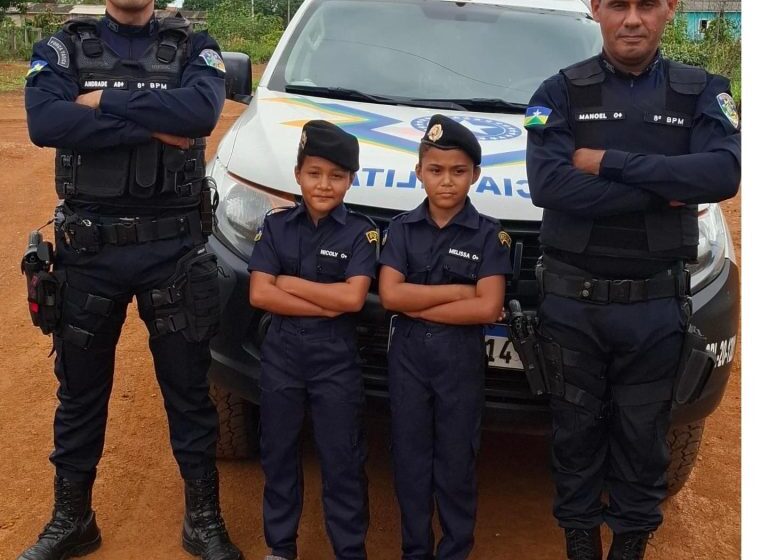  VALE DO ANARI: Avô faz fardas para netinhas fãs da Polícia Militar e guarnição visita elas