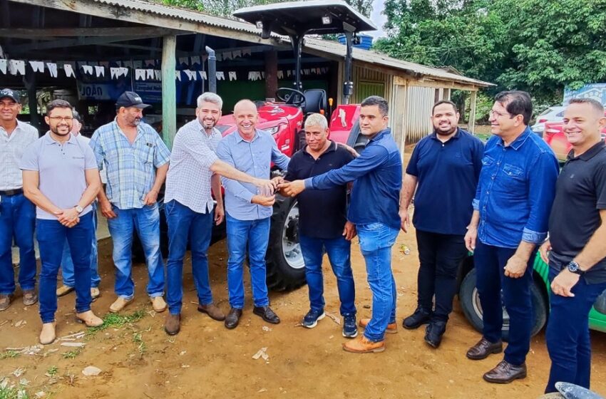  Associação rural em Buritis recebe trator para atender mais de 60 famílias na agricultura familiar. Equipamento foi destinado pelo deputado Ezequiel Neiva.