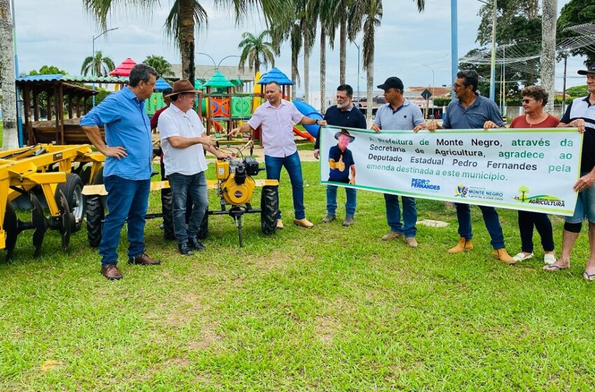  Pedro Fernandes entrega implementos agrícolas para fortalecer a agricultura familiar em Monte Negro