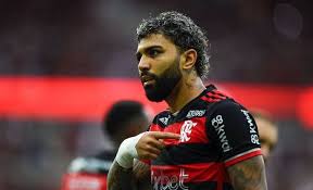  Gols e até beijinho: Gabigol revive bons tempos no Flamengo e supera Ronaldo Fenômeno em finais