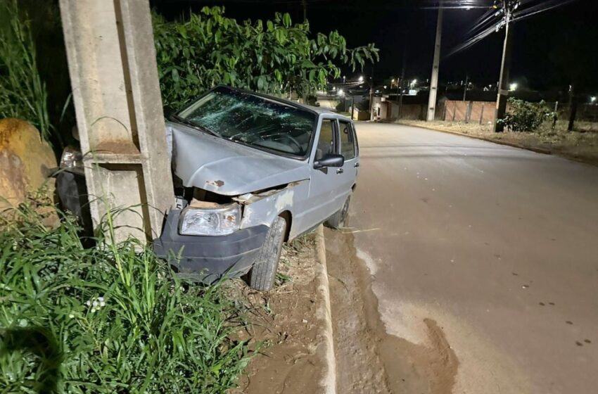  Jaru: Veículo Fiat Uno colide contra poste e é abandonado próximo à entrada de Orleans