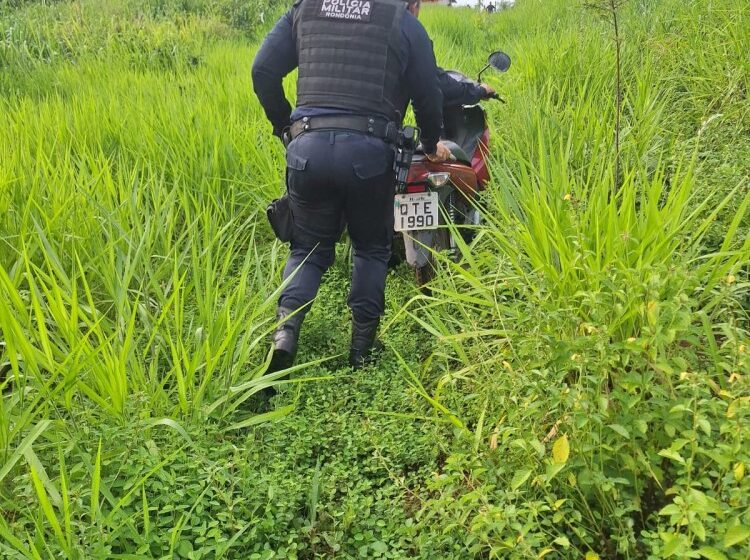  Jaru: Motocicleta furtada é encontrada em matagal no bairro Cidade Alta por menino que empinava pipa