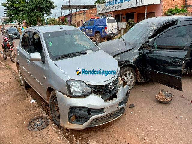 Motorista com Sinais de Embriaguez Destrói Muro de Casa e Na Fuga Bate Em outro Carro