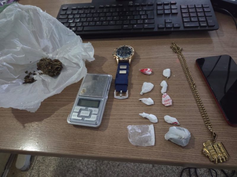 Jaru: Suspeito é prorrogado à delegacia após ser flagrado com porções de drogas próximo a tabacaria