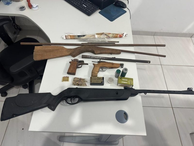 Após denúncia de ameaça, Polícia Militar encontra armas e materiais suspeitos dentro da residência em Theobroma