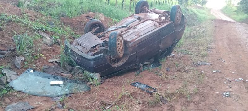 Jaru: Motorista com CNH vencida sofre acidente com capotamento na Linha 605