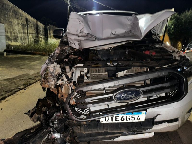Jaru: caminhonete colide na traseira do caminhão boiadeiro e fica destruído