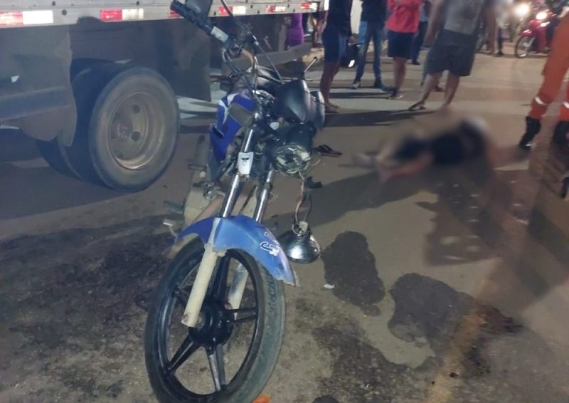 Jaru: Motociclista fica ferido após colidir contra caminhão estacionado