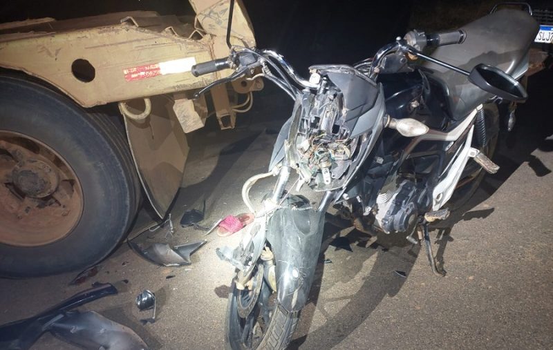Motociclista fica inconsciente após bater na traseira de carreta-reboque em Nova Brasilândia; passageira também se feriu
