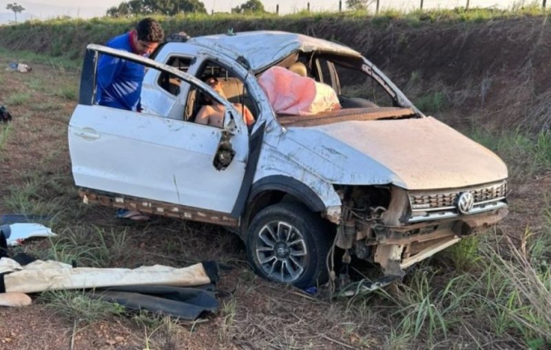 Bombinhas lançadas na BR-429 provocam capotamento de Saveiro e deixam jovem em estado grave