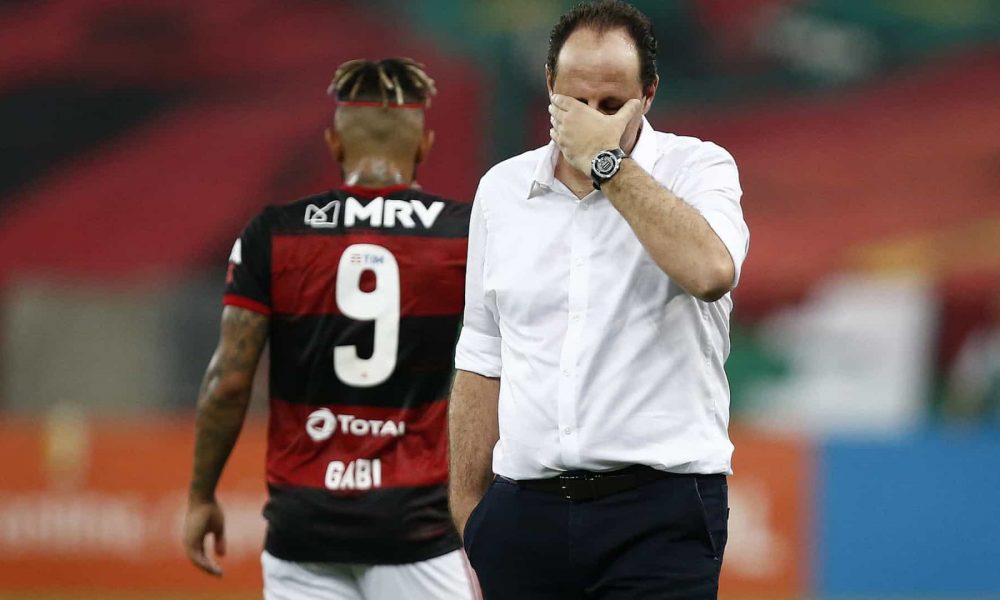  Ceni se reúne com elenco, e Flamengo vê atletas ‘mordidos’ após protestos