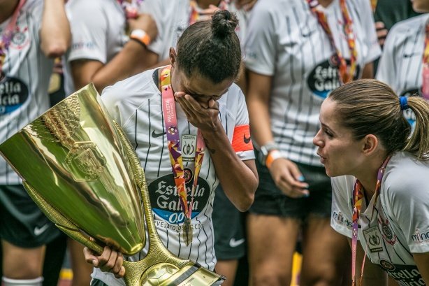  Em dia do atleta profissional, Grazi comemora profissionalização do futebol feminino no Corinthians
