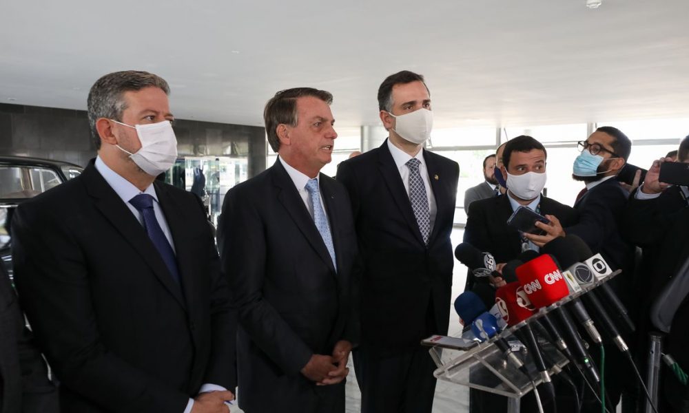 Bolsonaro se reúne com novos presidentes da Câmara e do Senado