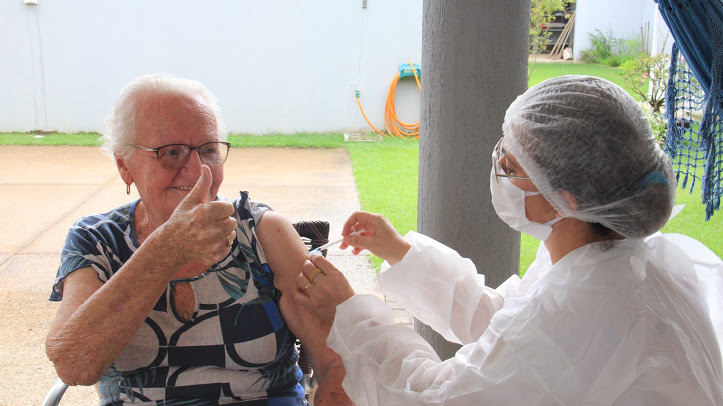  Idosos começam a ser vacinados contra covid-19 em Vilhena