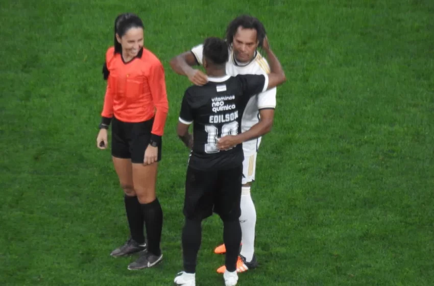  Cadê a caneta? Reedição de Corinthians x Real Madrid tem abraço de Edílson em Karembeu