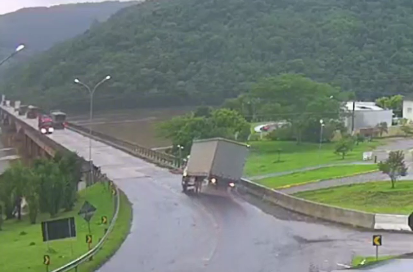  Caminhão derrapa e quase tomba no Rio Uruguai, em Chapecó; VÍDEO