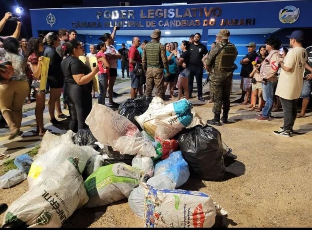  Vídeo: povo se revolta em Candeias por suspensão de coleta e leva lixo para frente da Câmara