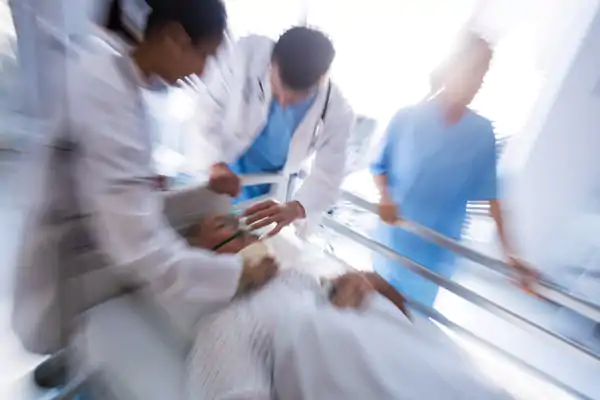 Remoção de fragmentos de balas reduz infecções associadas às armas de fogo?