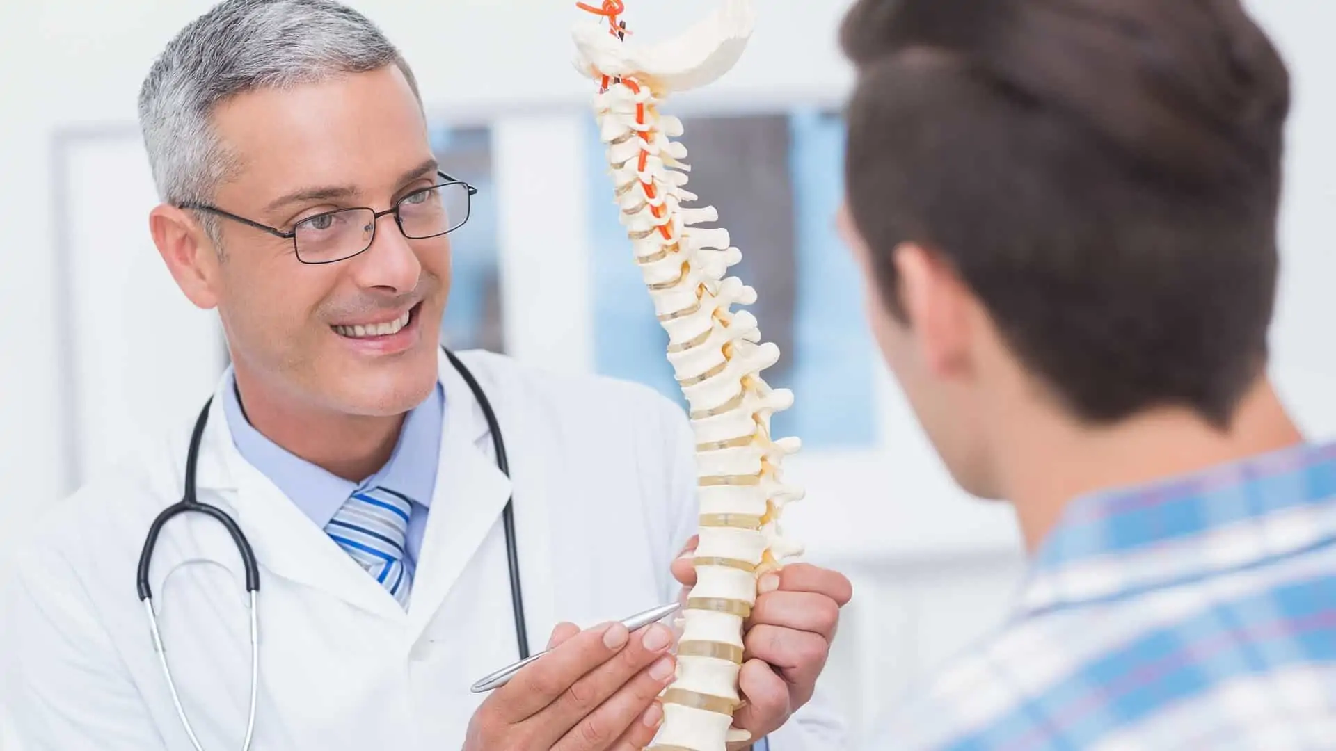 O uso de aparelho ortodôntico noturno é eficaz em pacientes com escoliose idiopática?