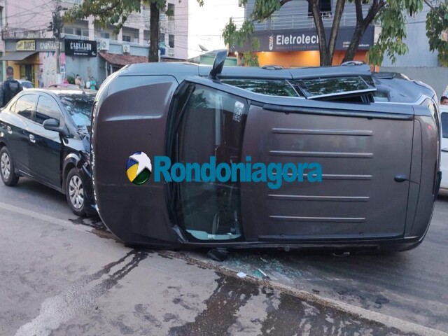 Motorista de Prisma avançou preferencialmente e causou acidente com capotamento na capital