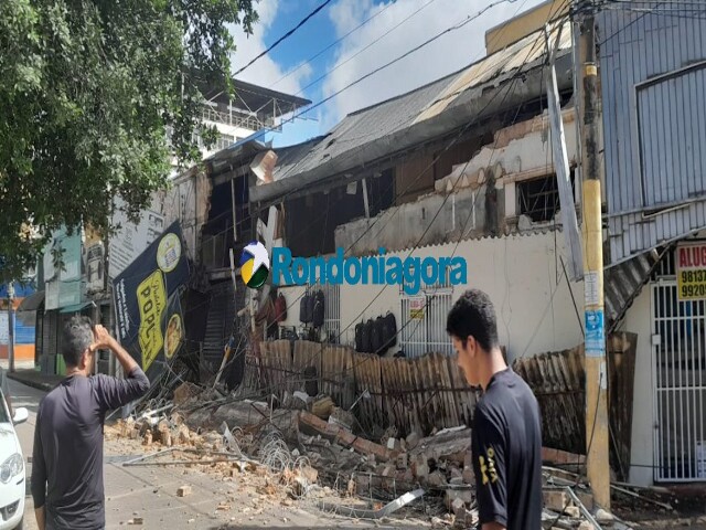 Marquise de prédio desaba no centro de Porto Velho neste domingo