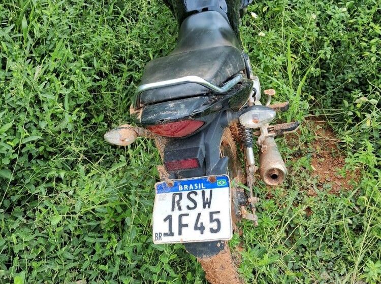  Moto furtada em Jaru está localizada em matagal em Ouro Preto do Oeste