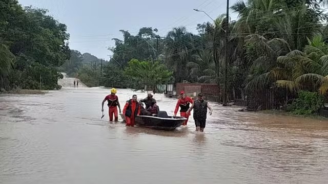 Famílias são resgatadas após o rio Araras transbordar em Cerejeiras, RO