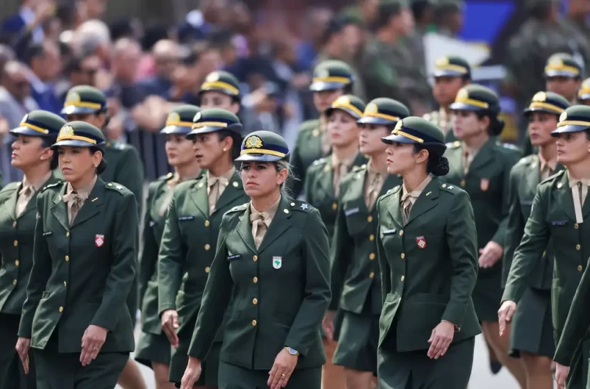  Sete mil mulheres se alistam no serviço militar em 2 dias