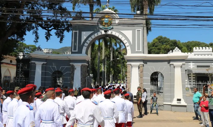 Decisão Determina judicial ADOÇÃO DE COTAS EM COLÉGIOS Militares