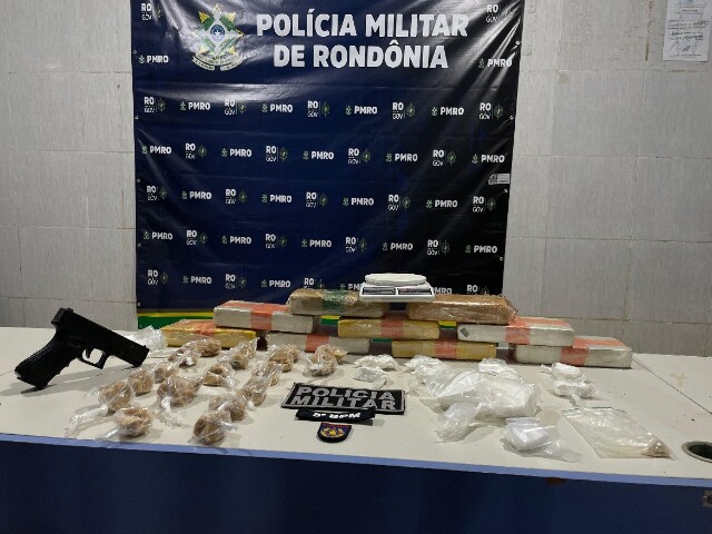 PM apreende 10 kg de drogas escondidas em balde enterrado na zona leste