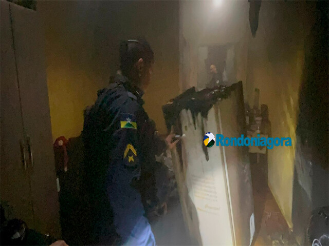 Policiais militares apagaram incêndio ao lado do Departamento de Flagrantes