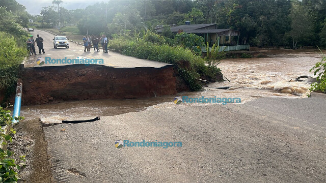 Vídeo: asfalto é levado pelas águas do Igarapé Bate Estacas na Estrada do Santo Antônio