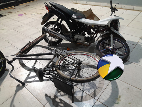 Menores são flagrados empurrando moto furtada