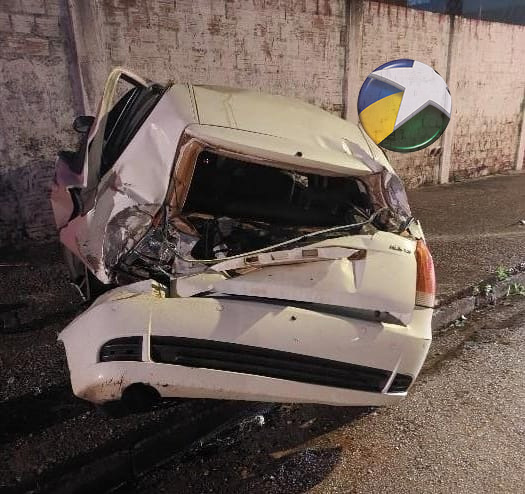 Motorista com sinais de embriaguez causa acidente grave e abandono carro no centro da capital