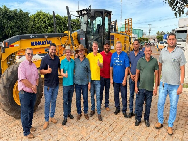 Bagattoli entrega motoniveladora para recuperação de vicinais em Chupinguaia