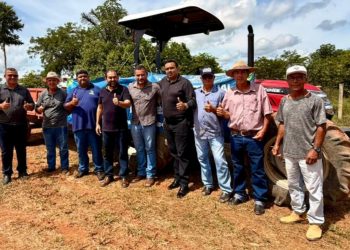 Laerte Gomes participa da entrega de trator para associação de produtores rurais em Vale do Anari