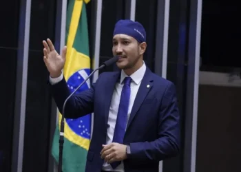 PROTEÇÃO – Lei de Fernando Máximo autoriza meninas a portarem armas não letais