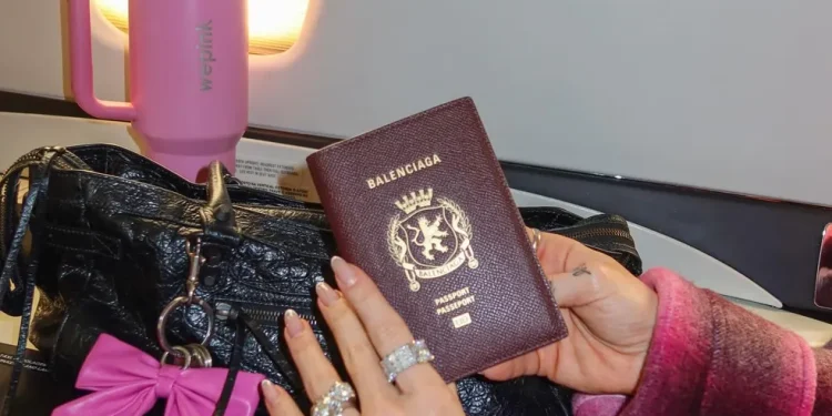 Virginia Fonseca usa relógio milionário em ida a Paris para Semana de Moda; veja valor total do look