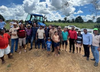 Deputado Nim Barroso participa da entrega de trator à Associação Rio da Onça