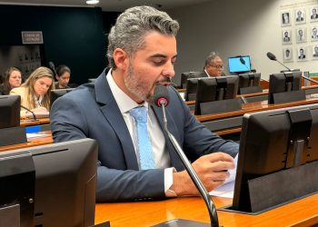 Thiago Flores assina PEC contra casamento infantil no Brasil