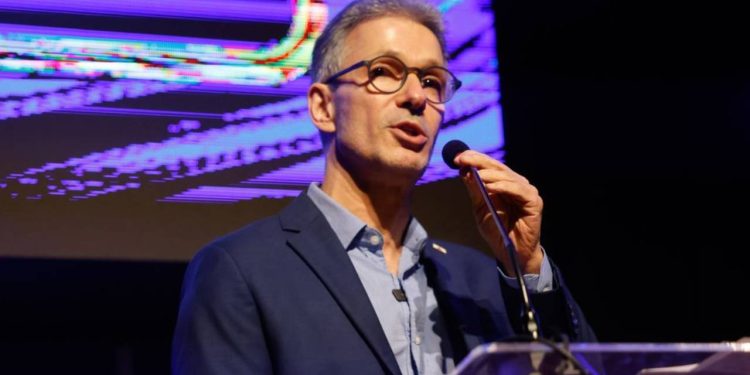 Zema compara a árvore podre ala do STF enrolada no Master