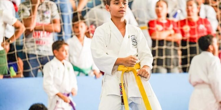 Deputado Alex Redano destaca trajetória de atleta durante Copa Credisis de Karatê
