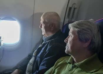 Casais mais velhos não devem viajar lado a lado no avião, alerta estudo