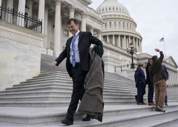 O congressista ausente Tom Kean Jr. começa a trabalhar ao telefone