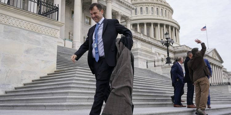 O congressista ausente Tom Kean Jr. começa a trabalhar ao telefone