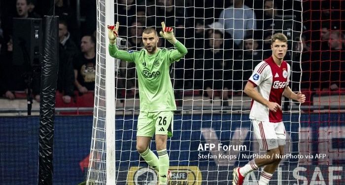 Maarten Paes Dicueki Rekan Setimnya usai Jadi Pahlawan Ajax, Ini Kata Kiper Timnas Indonésia