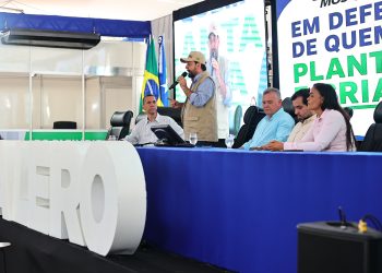 Durante a 13ª Rondônia Rural Show Internacional, realizada em Ji-Paraná, entre os dias 25 e 30 de maio, o presidente da Assembleia Legislativa de Rondônia, deputado estadual Alex Redano (Republicanos), recebeu, no estande da Alero, proprietários de terras e moradores da região do Soldado da Borracha para tratar do andamento das discussões envolvendo a Estação Ecológica localizada na área.     Entre os principais assuntos abordados estiveram a Ação Direta de Inconstitucionalidade (ADI), que tramita no Tribunal de Justiça de Rondônia, e o andamento do Estudo Socioeconômico Ambiental, que poderá subsidiar propostas relacionadas à desafetação da Estação Ecológica Soldado da Borracha.     Durante a reunião, os moradores apresentaram preocupações sobre a situação das famílias que vivem e trabalham na região há vários anos. Eles também reforçaram o pedido de apoio da classe política e do Poder Judiciário para que o tema avance com responsabilidade, garantindo segurança jurídica aos produtores e moradores locais.     Morador da localidade, Geraldo Americano destacou a busca por justiça e reconhecimento para as famílias do Soldado da Borracha.     “Estamos nessa luta há anos, buscando justiça e respeito para as famílias que vivem no Soldado da Borracha. Queremos ser ouvidos pela classe política e pelo Judiciário, porque naquela região existem pais e mães de família que trabalham, produzem e ajudam no desenvolvimento da nossa região. Nossa esperança é que esse processo avance com responsabilidade e que possamos ter segurança jurídica para continuar vivendo, trabalhando e produzindo em nossas terras”, afirmou.     O deputado Alex Redano reafirmou o compromisso de acompanhar o tema de perto, promovendo o diálogo e buscando soluções equilibradas entre a preservação ambiental e a segurança jurídica das famílias da região.     Texto: Mateus Andrade I Jornalista Foto: Rafael Oliveira I Secom ALE/RO