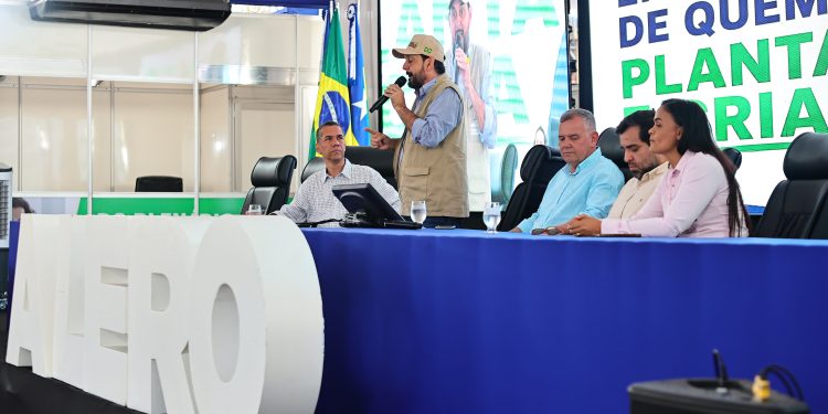 Durante a 13ª Rondônia Rural Show Internacional, realizada em Ji-Paraná, entre os dias 25 e 30 de maio, o presidente da Assembleia Legislativa de Rondônia, deputado estadual Alex Redano (Republicanos), recebeu, no estande da Alero, proprietários de terras e moradores da região do Soldado da Borracha para tratar do andamento das discussões envolvendo a Estação Ecológica localizada na área.     Entre os principais assuntos abordados estiveram a Ação Direta de Inconstitucionalidade (ADI), que tramita no Tribunal de Justiça de Rondônia, e o andamento do Estudo Socioeconômico Ambiental, que poderá subsidiar propostas relacionadas à desafetação da Estação Ecológica Soldado da Borracha.     Durante a reunião, os moradores apresentaram preocupações sobre a situação das famílias que vivem e trabalham na região há vários anos. Eles também reforçaram o pedido de apoio da classe política e do Poder Judiciário para que o tema avance com responsabilidade, garantindo segurança jurídica aos produtores e moradores locais.     Morador da localidade, Geraldo Americano destacou a busca por justiça e reconhecimento para as famílias do Soldado da Borracha.     “Estamos nessa luta há anos, buscando justiça e respeito para as famílias que vivem no Soldado da Borracha. Queremos ser ouvidos pela classe política e pelo Judiciário, porque naquela região existem pais e mães de família que trabalham, produzem e ajudam no desenvolvimento da nossa região. Nossa esperança é que esse processo avance com responsabilidade e que possamos ter segurança jurídica para continuar vivendo, trabalhando e produzindo em nossas terras”, afirmou.     O deputado Alex Redano reafirmou o compromisso de acompanhar o tema de perto, promovendo o diálogo e buscando soluções equilibradas entre a preservação ambiental e a segurança jurídica das famílias da região.     Texto: Mateus Andrade I Jornalista Foto: Rafael Oliveira I Secom ALE/RO